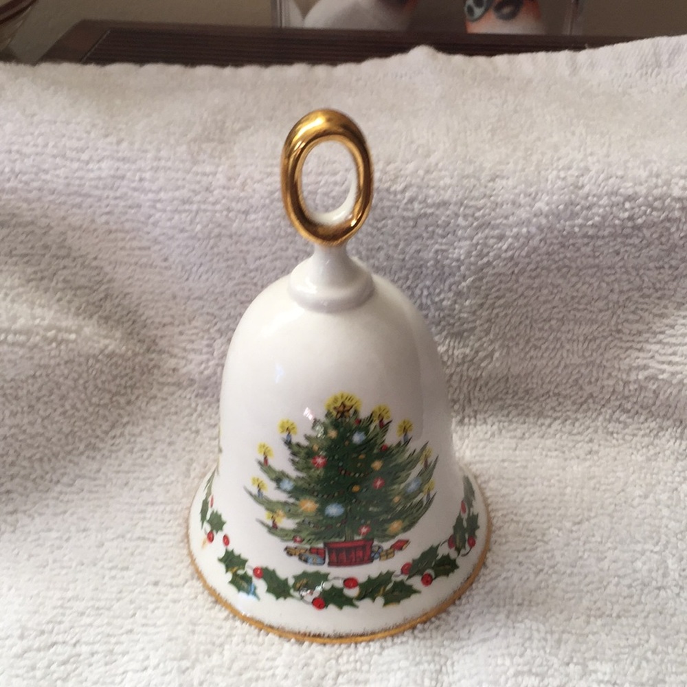 🌷Rosina Christmas bell EUC no chips or cracks 🌷